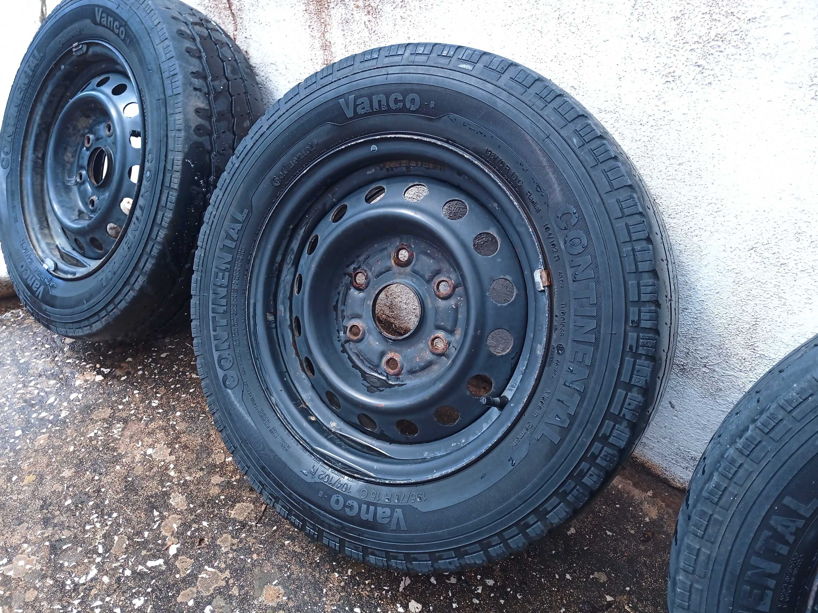 4 Rodas de Toyota HiAce 2003 ferro com pneus continental 195/70 R 15