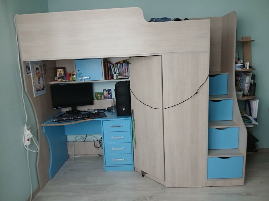 Ліжко-горище. Робочий стіл, шафа і шухляди в сходинках.
