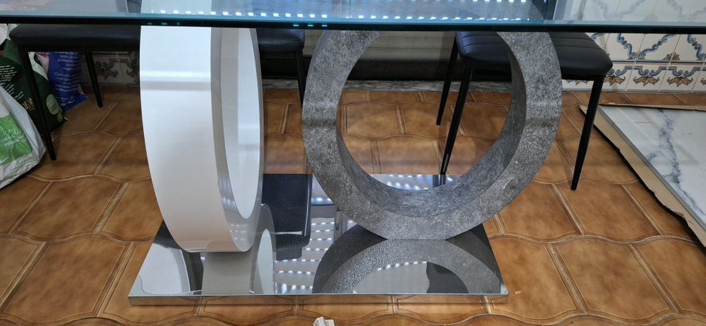 Conjunto mesa e cadeiras