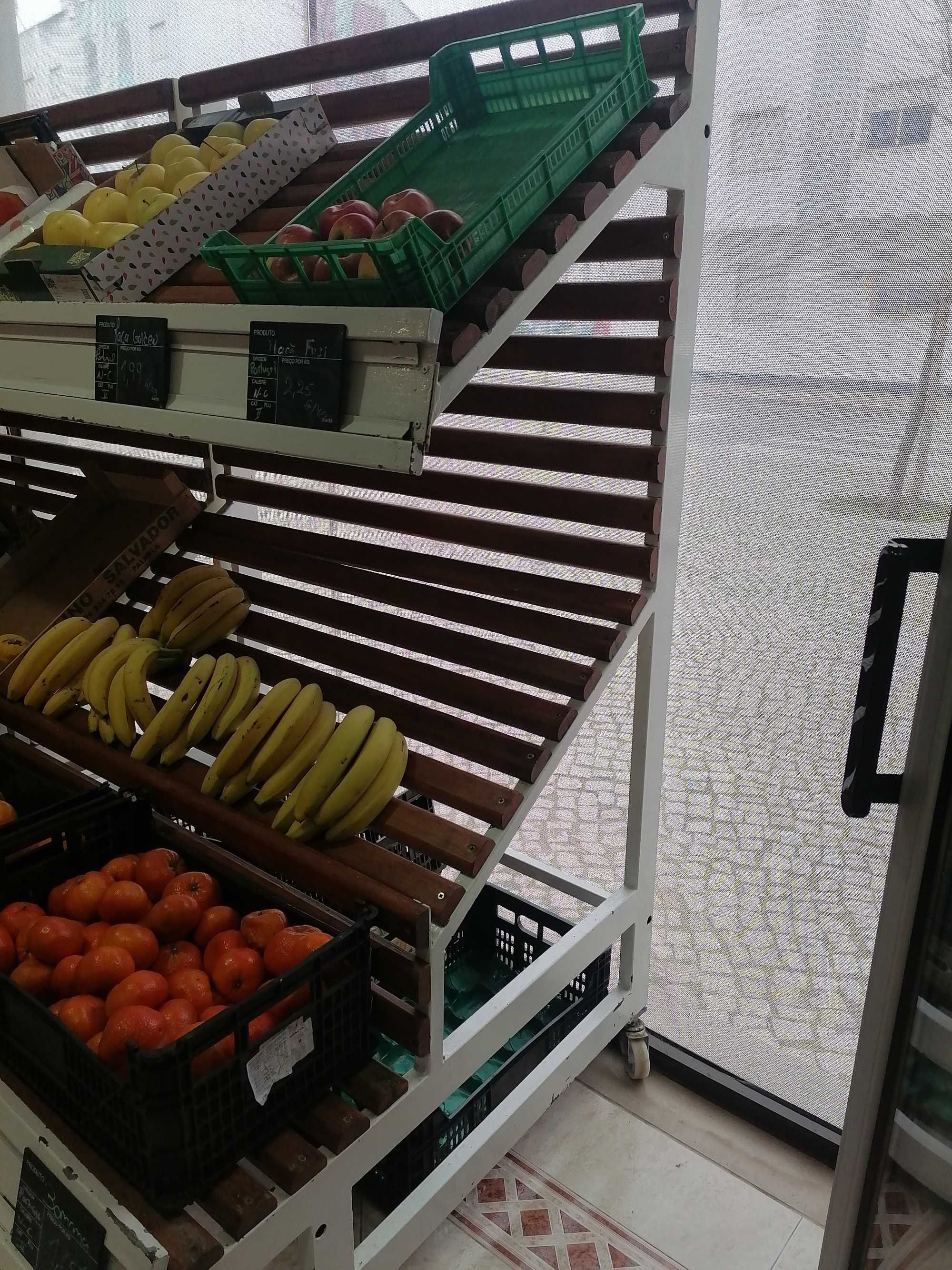 2 Expositores com rodas para frutas e legumes