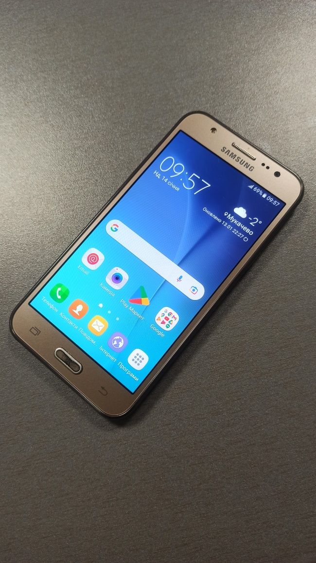 Смартфон Samsung J5