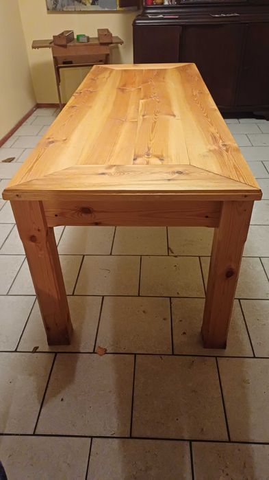 Drewniany stół, bardzo solidny