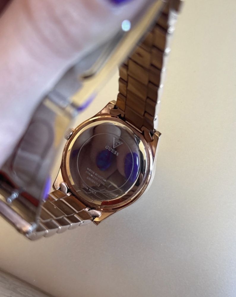 Zegarek analogowy z kryształkami Guess Aura GW0047L2