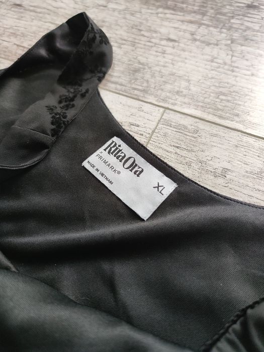 Sukienka Rita Ora Primark goth flokowana