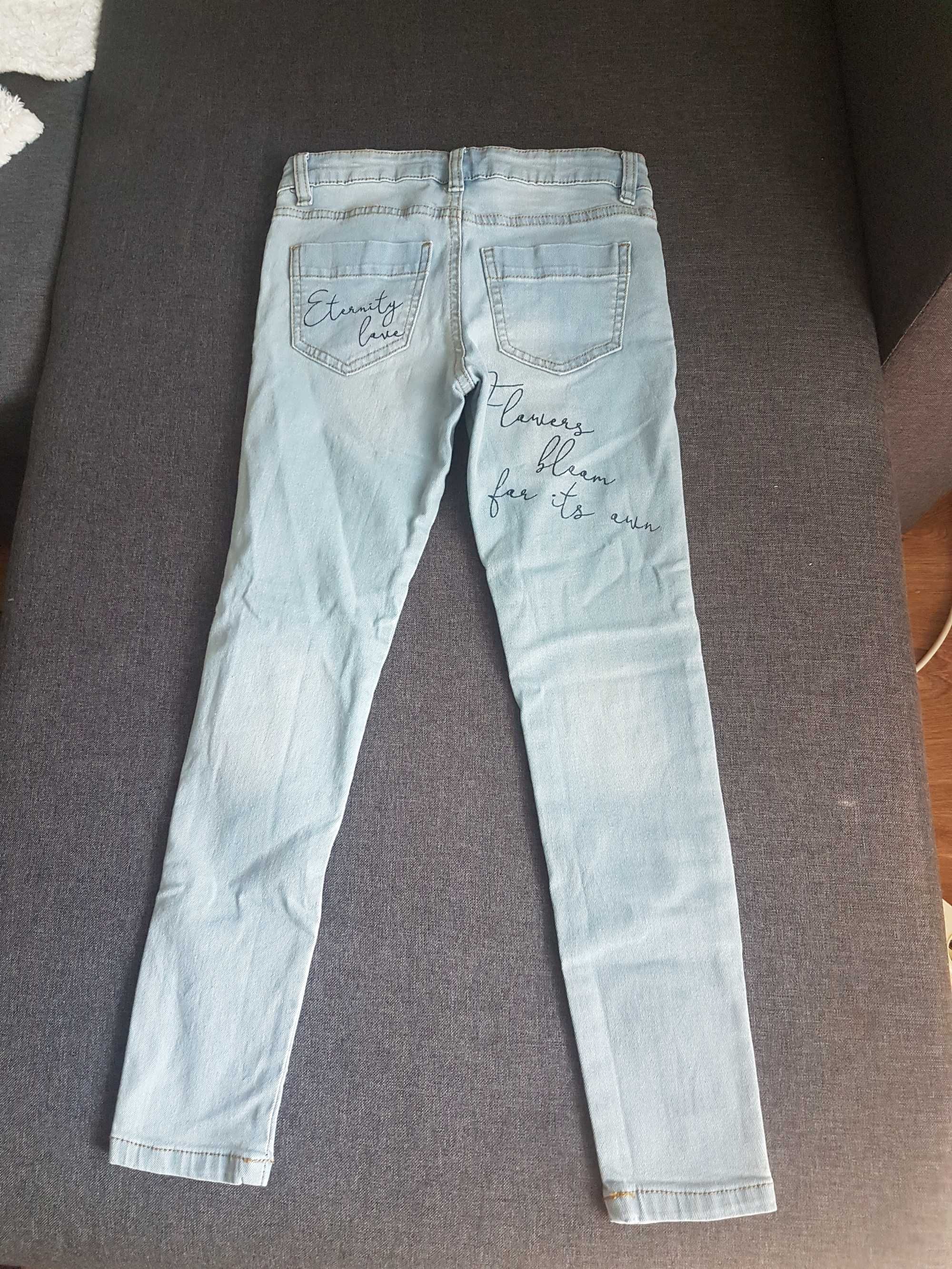 Spodnie jeansowe dziewczęce z napisami rozm. 134