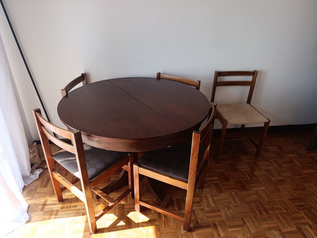 Mesa e 5 cadeiras