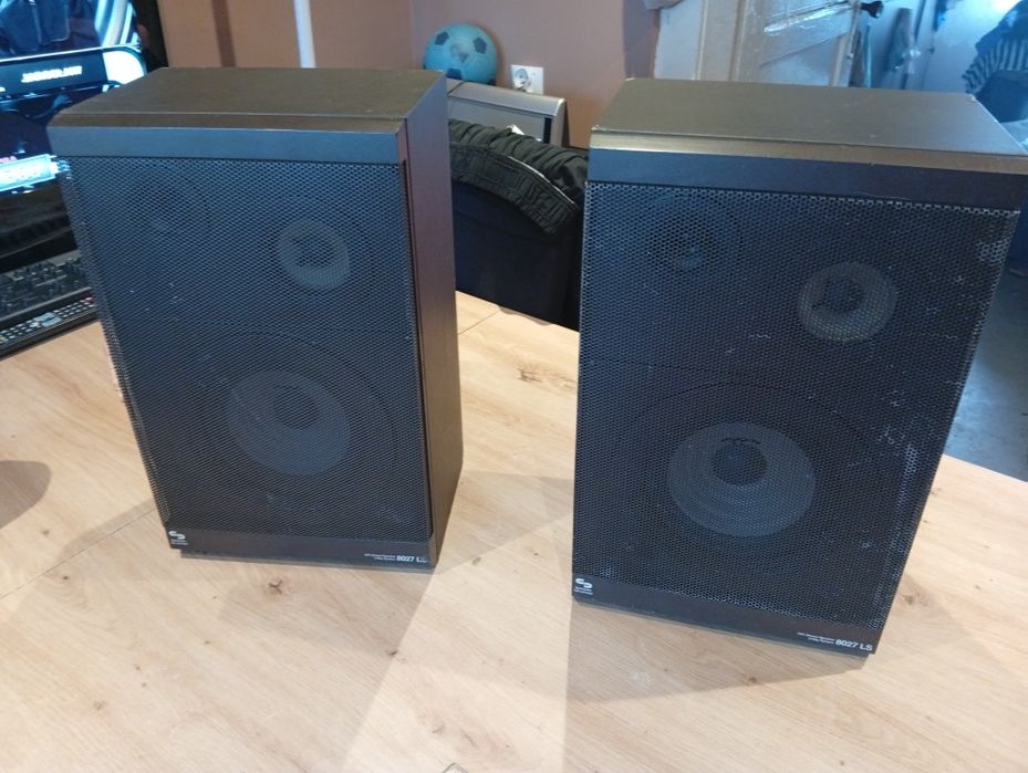 Witam sprzedam dwie kolumny firmy Schneider 8027LS.