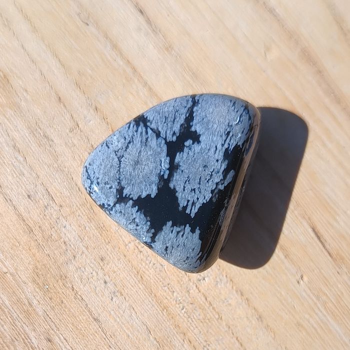 Obsydian śnieżny mały polerowany kamień półszlachetny amulet waga 11 g