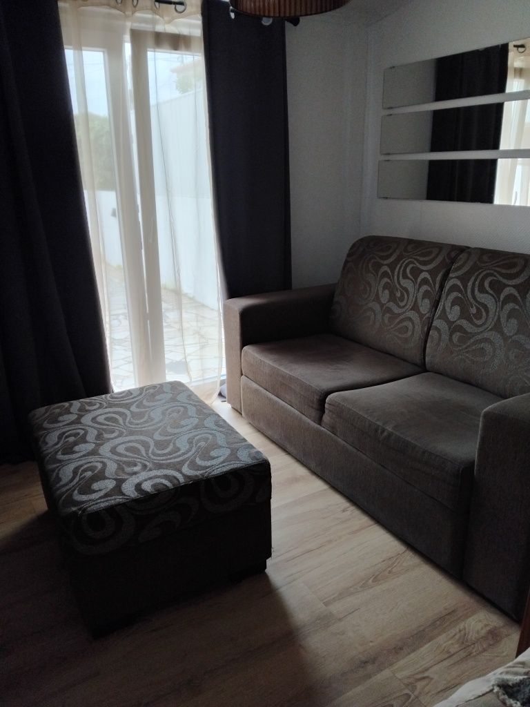 Sofá  cama com cama de casal.e banquete.