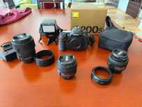 Nikon d300s z 3 obiektywami i lampą błyskową.
