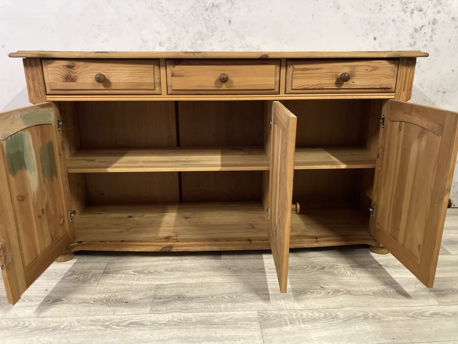 Duża, zdobiona komoda sosnowa