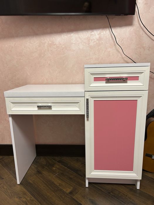 Косметичний столик