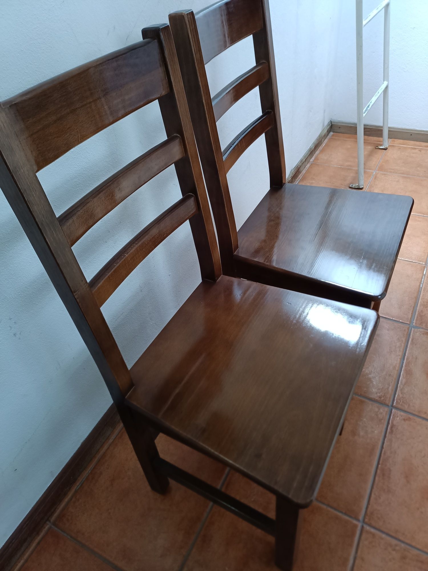 Duas cadeiras de madeira.
