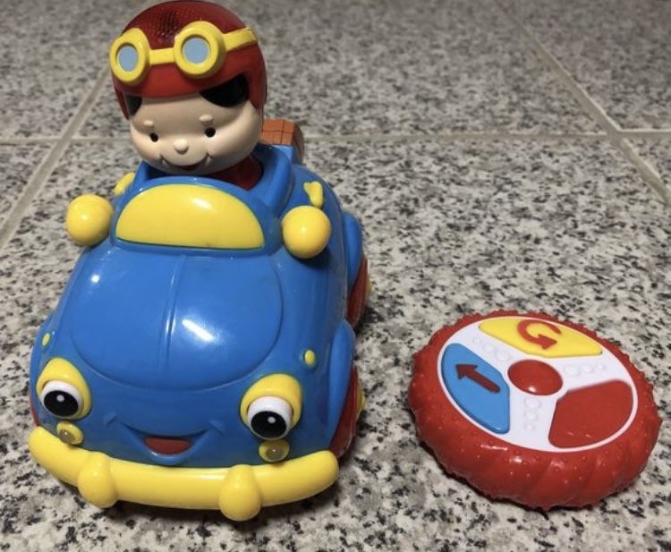 Carro telecomandado infantil (marca Clementoni)