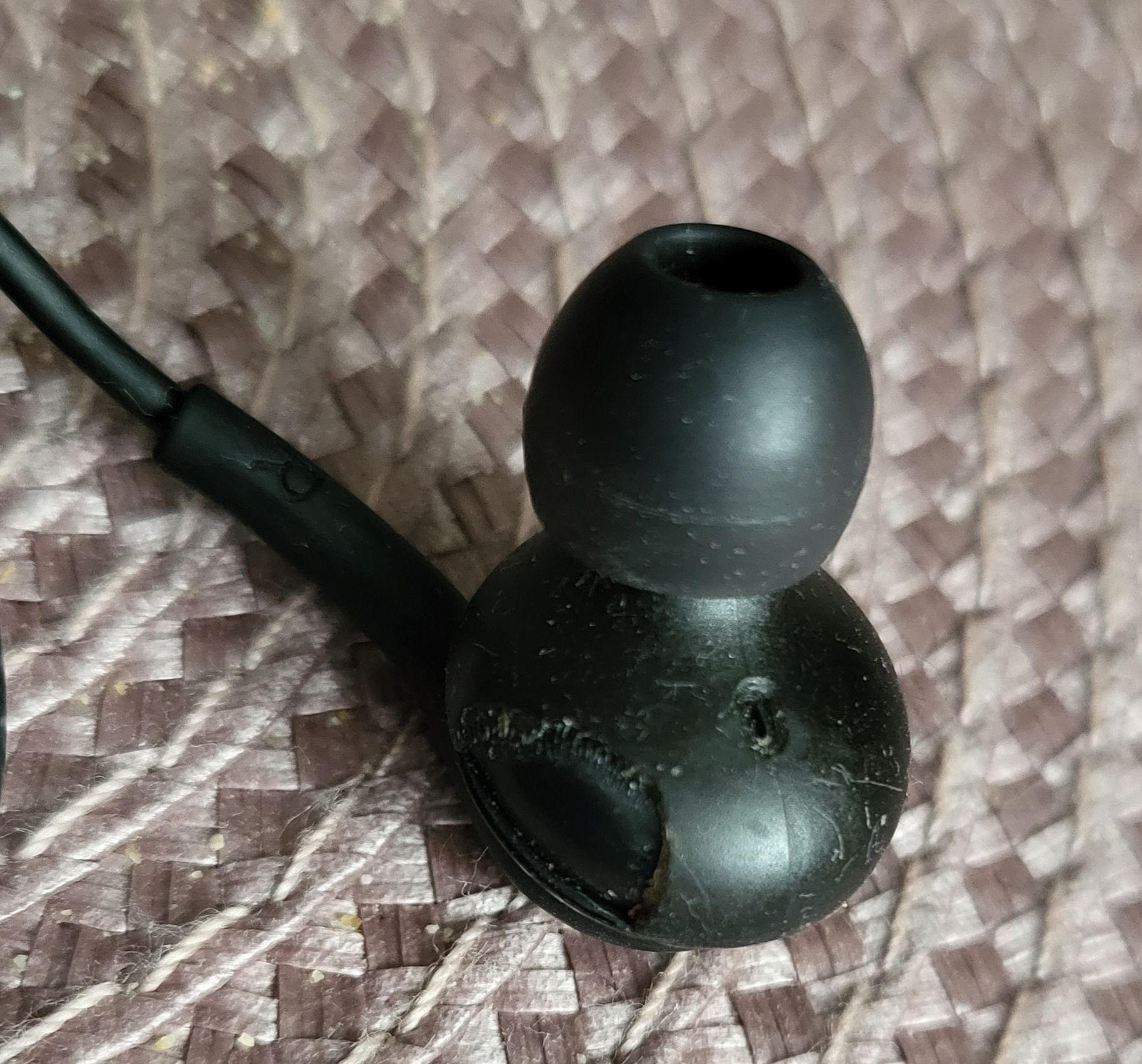 Czarne słuchawki przewodowe AKG, USB C