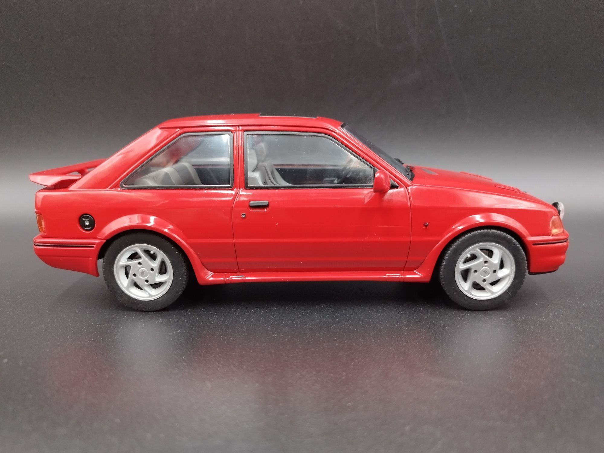 1:18 MCG Ford Escort  RS Turbo S2 Red model  nowy