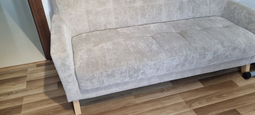 Sofa jasny beż na nóżkach