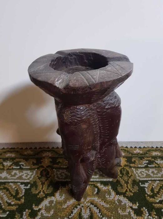 Cinzeiro africano antigo