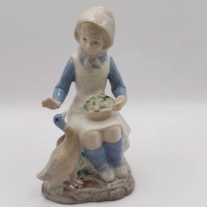 Figurka porcelanowa dziewczynka, gęsiarka Lladrò