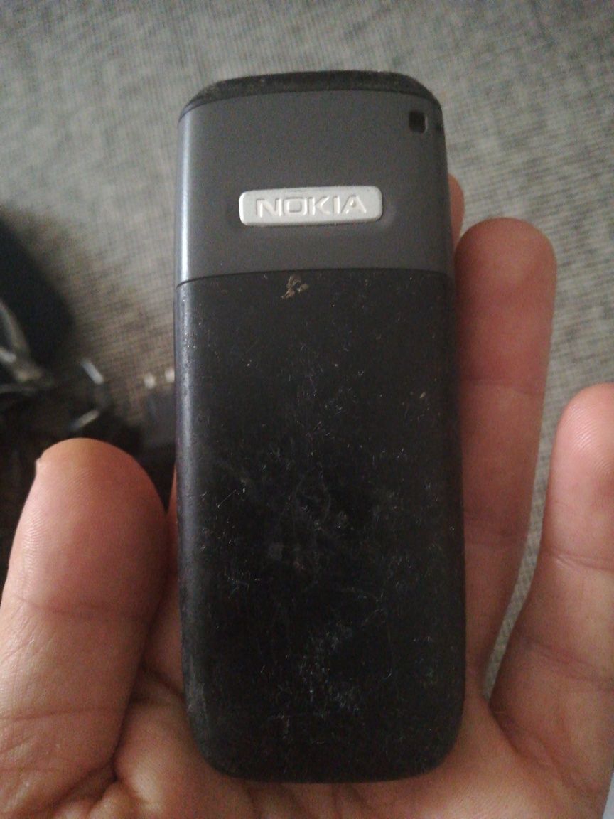 Nokia 2610 com carregador
