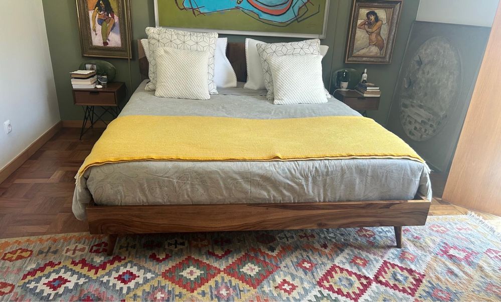 Cama de casal  e quarto completo