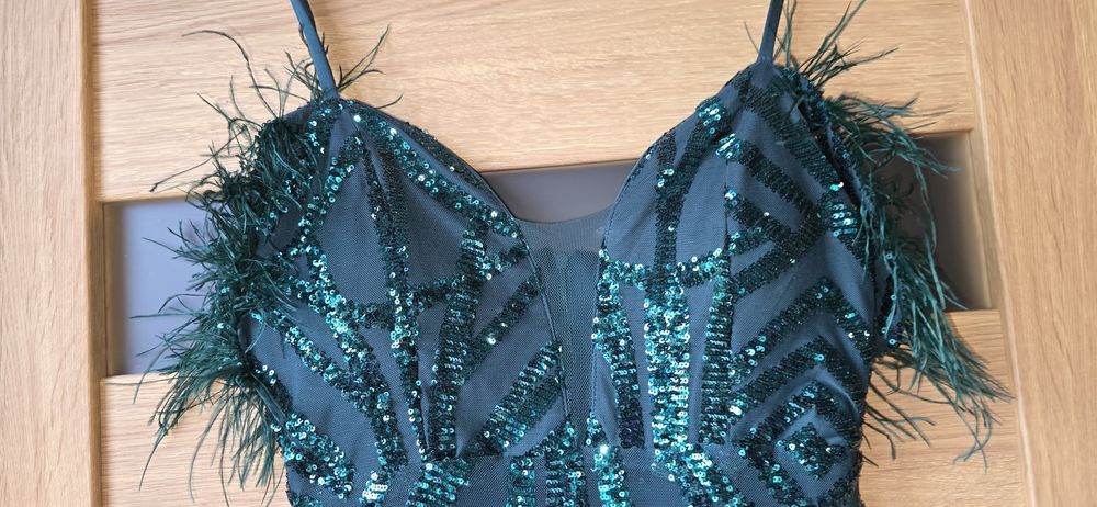 Sukienka wieczorowa w cekinowa i z piórkami