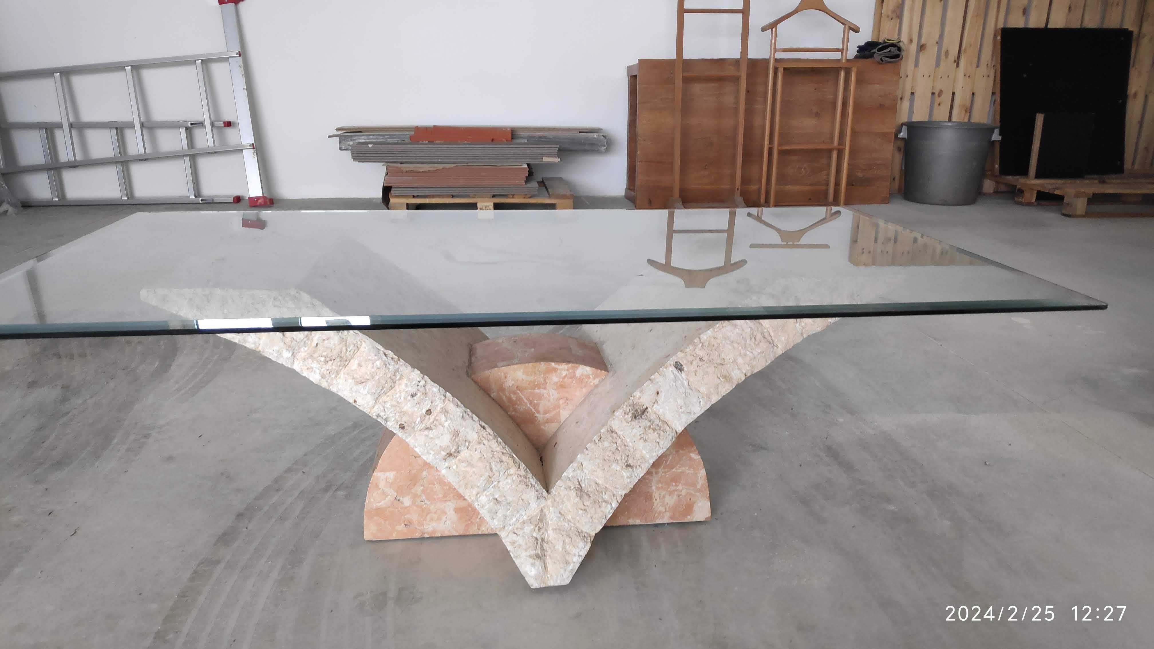 Mesa de vidro e suporte emita pedra.