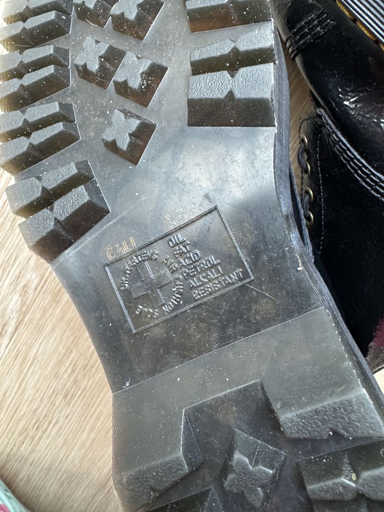 Dr. Martens lakierowane czarne na platformie zamki platforma