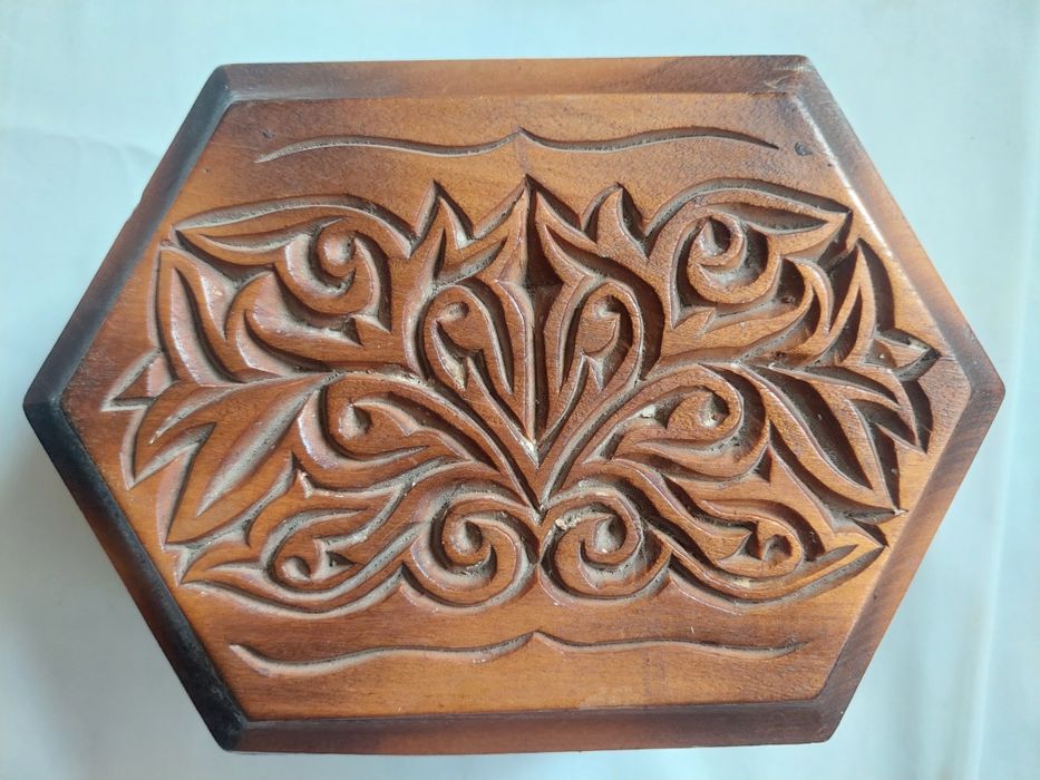 Шкатулка резная с ореха