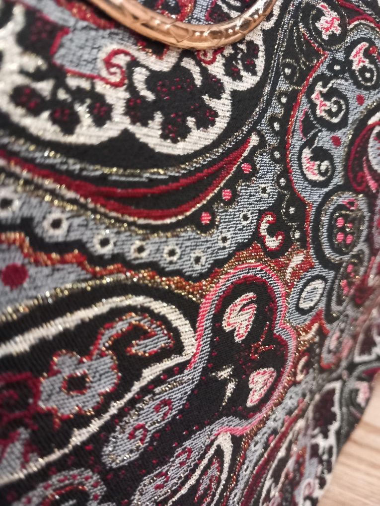 Elegancką torebka z ozdobnym zapięciem I rączką