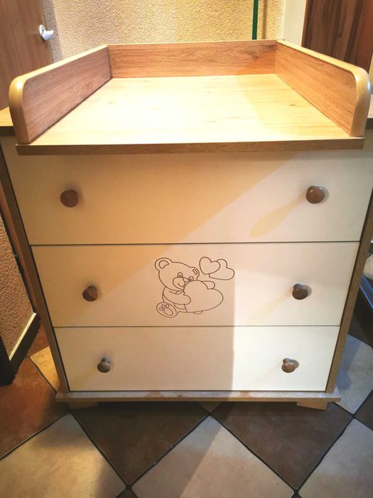 Komplet mebli dziecięcych. Komoda z przewijakiem oraz łóżeczko