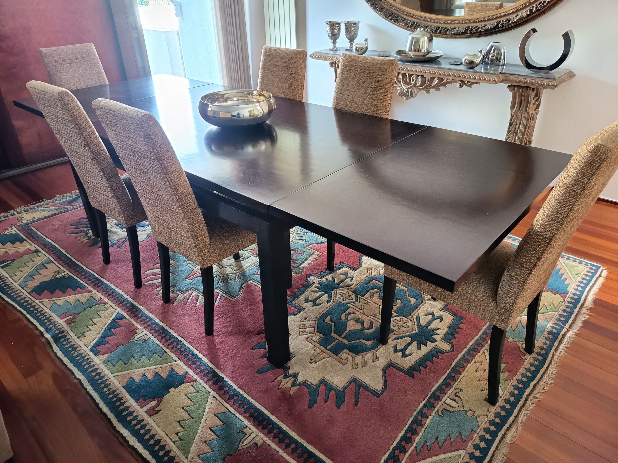 Mesa de sala com oito cadeiras