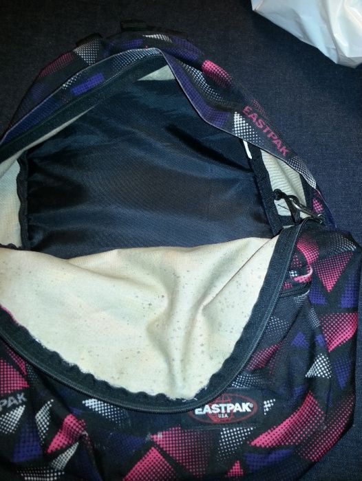 Mochilas de diversas marcas e  EASTPAK