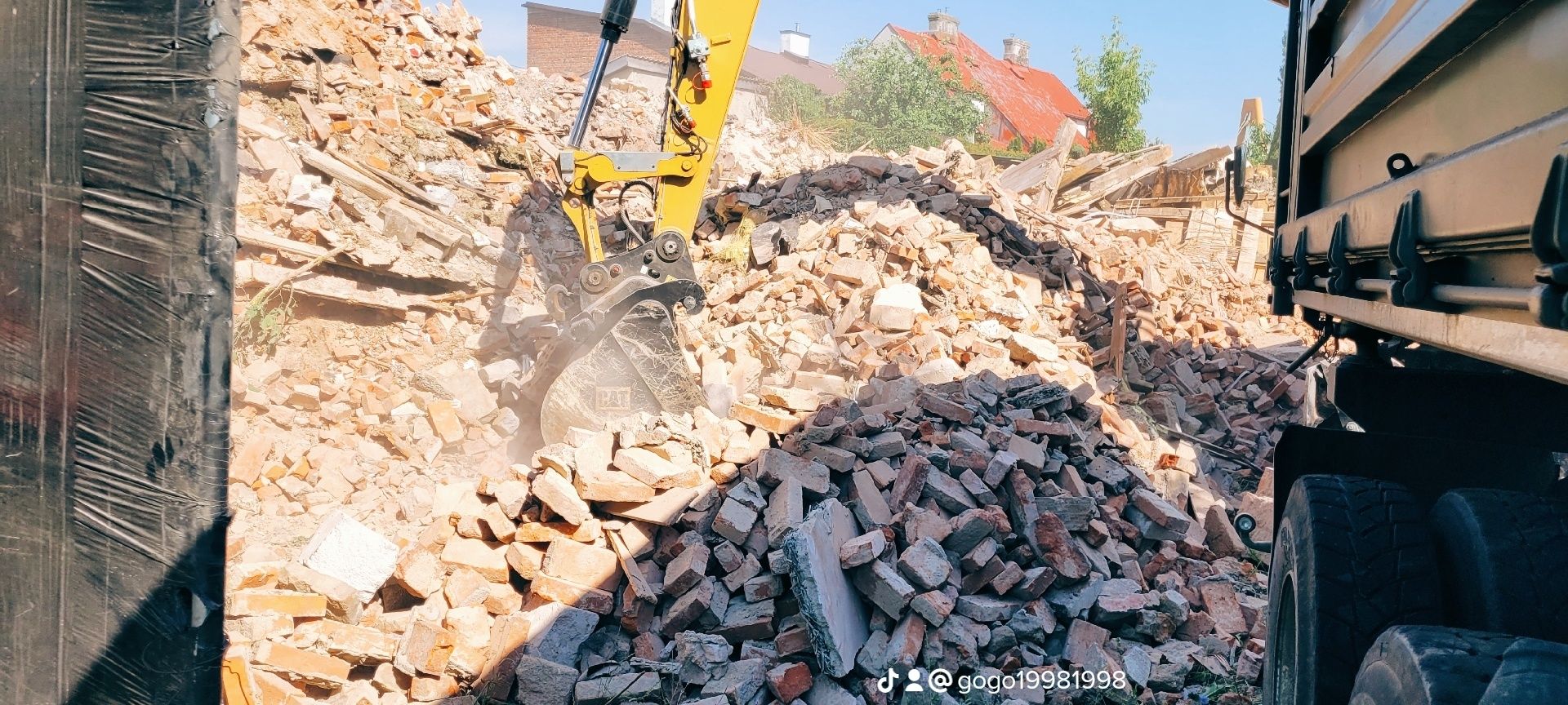 Koparka Wywrotka usługi wywóz gruzu  gliny sprzątanie terenu rozbiórki