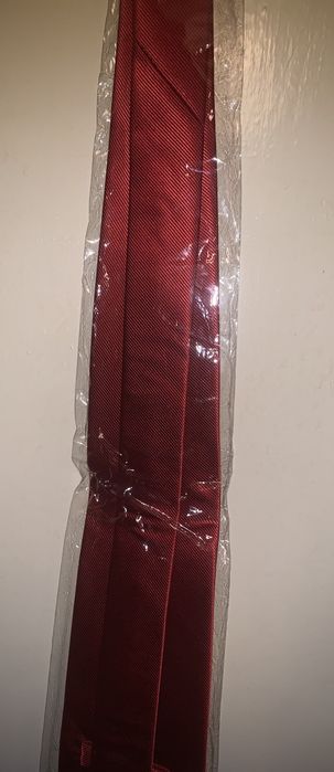 Галстук красного цвета