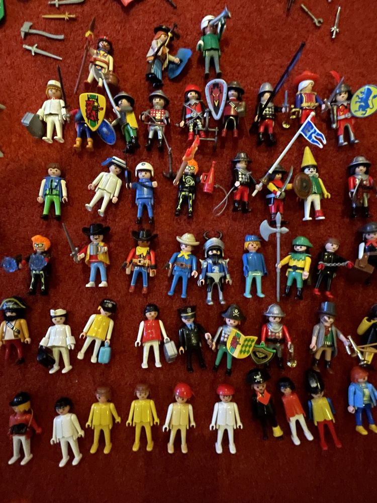 Personagens, cavalos, carros, barcos e castelos Playmobil