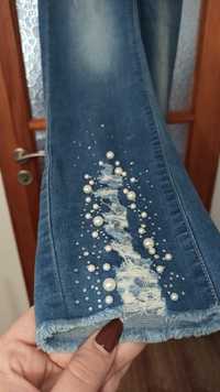 Jeansy rurki na gumce z perełkami