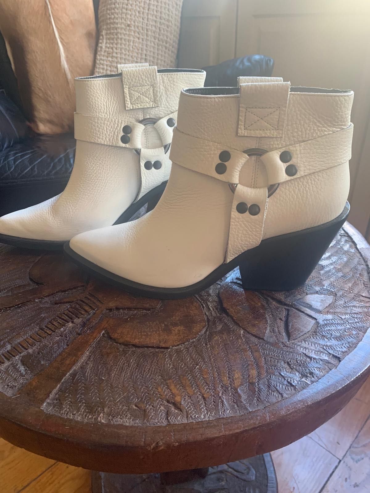 Botins em couro, tamanho 38, marca Catarina