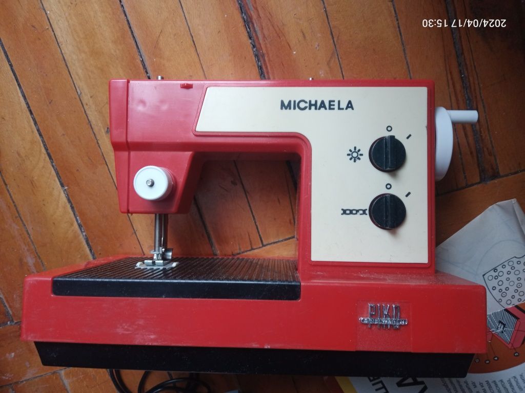 Дитяча швейна машинка "Михаэла".