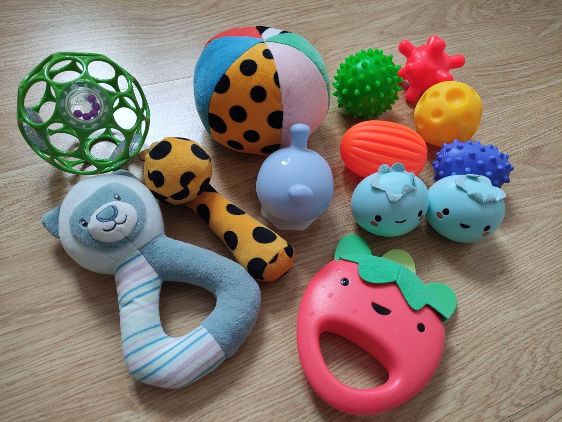 Zestaw zabawek dla niemowląt smiki piłeczki sensoryczne skip hop