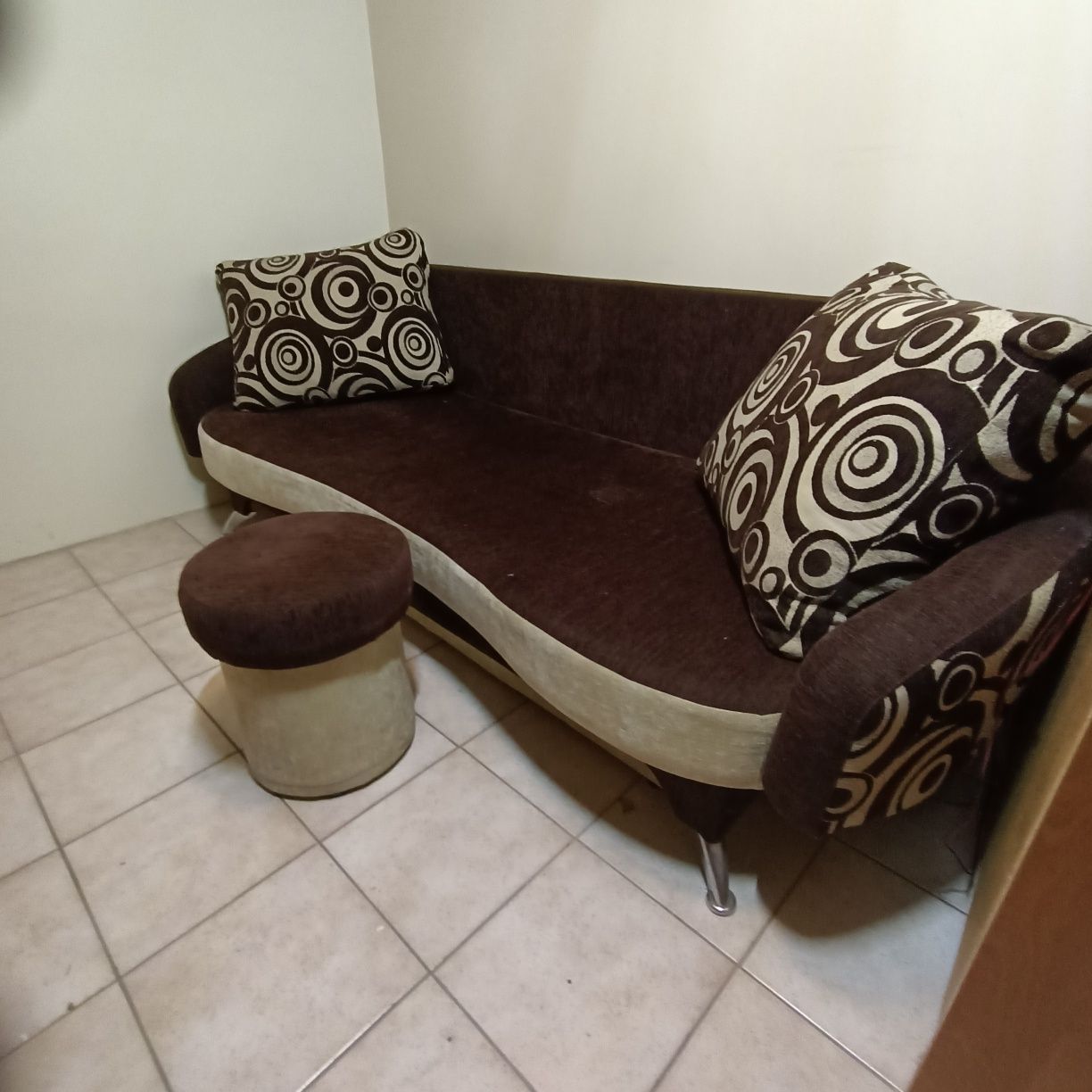 Sofa z funkcją spania i skrzynią na pościel.