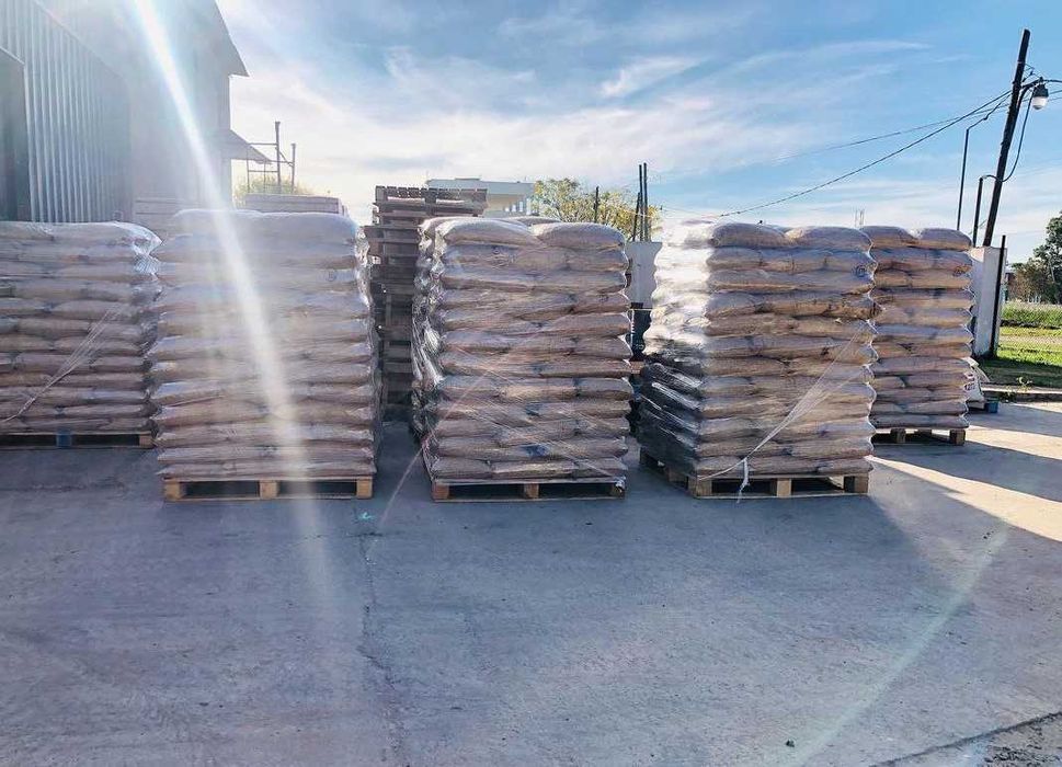 Pellet sosnowy Jasny (nie czarny) nie powoduje spieków EN+ Dowóz