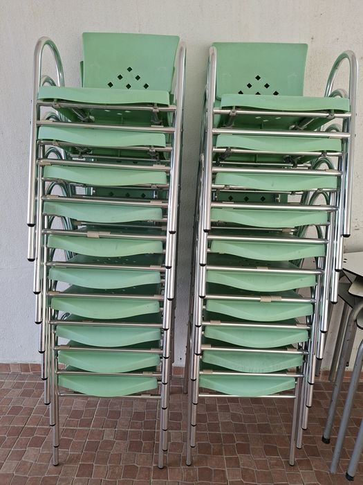 Várias mesas e cadeiras