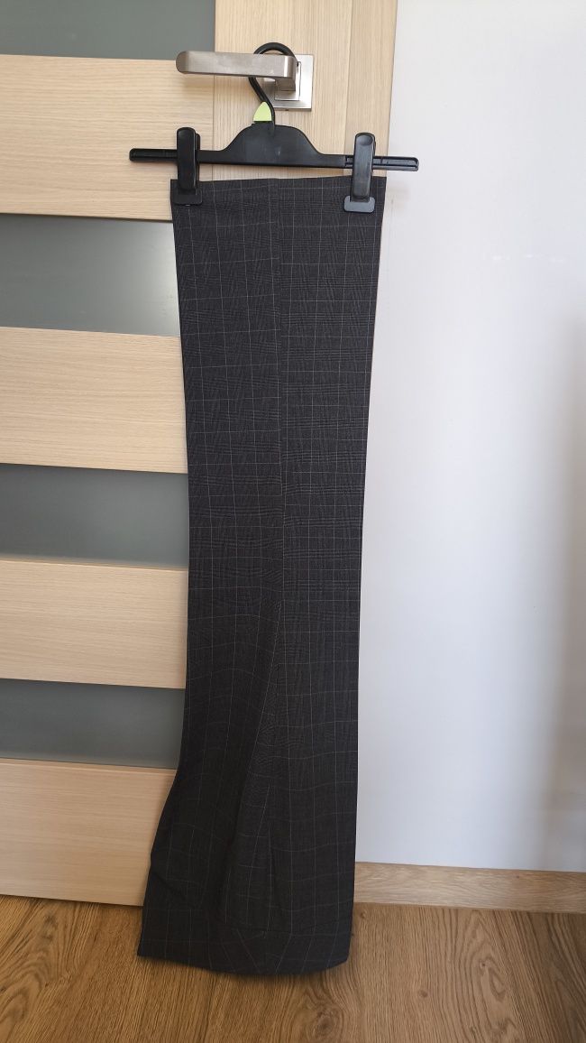 Eleganckie materiałowe spodnie w kant w delikatną kratkę 12