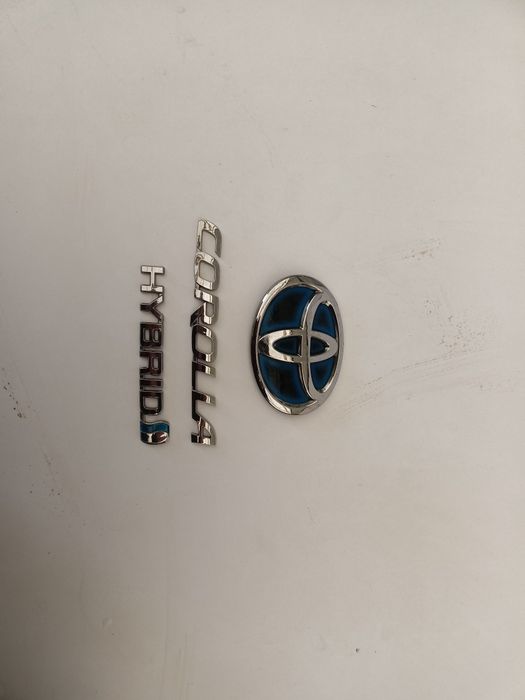 Toyota Corolla E21 sedan 19- hybrid emblemat logo znaczek napis klapy