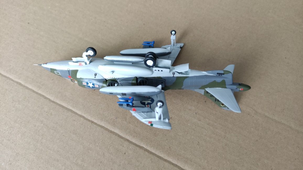 Сборная модель самолета 1:72 AV-8A Harrier  КМП США
