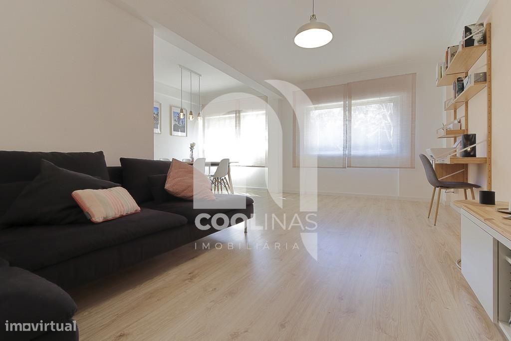 Apartamento T3 transformado em T2 no Borel.