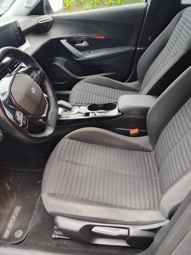 Peugeot e 2008         .