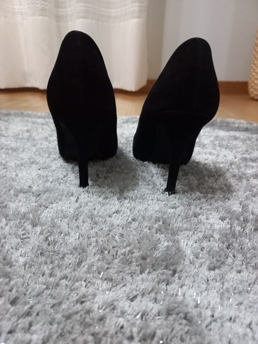 Sapato de salto alto, em camurça preta