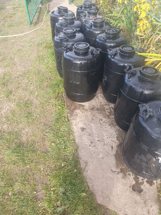 бочки, каністри.